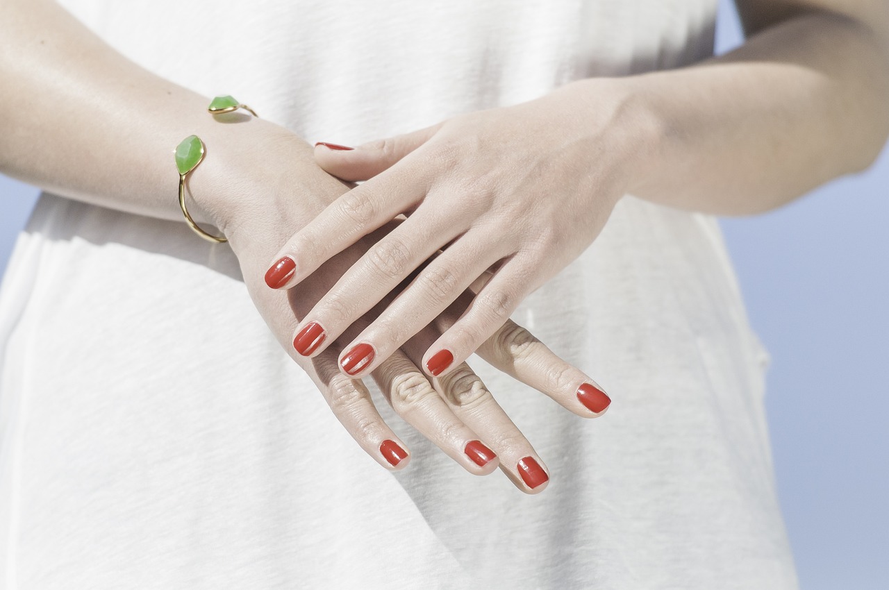4 Najlepsze kolory lakierów do paznokci, aby Twoje dłonie wyglądały atrakcyjnie